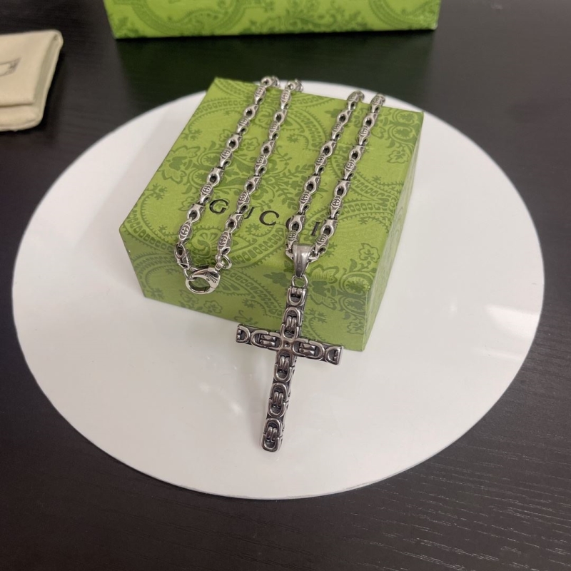 G*u*i necklaces
